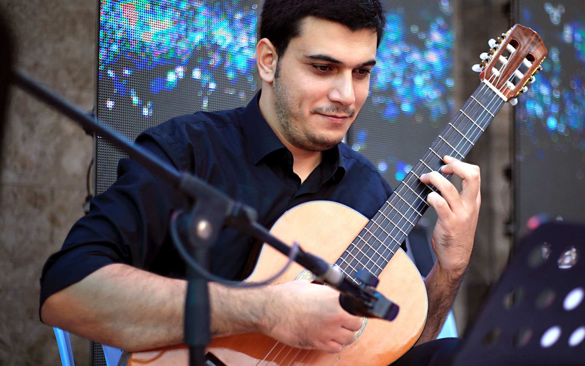 Mahmoud Abuwarda playing guitar