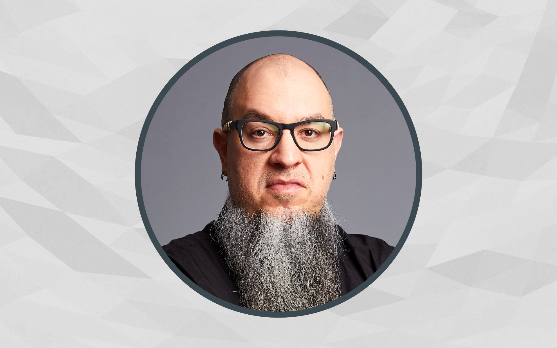 A portrait of Berklee Online instructor Enrique Gonzalez Müller framed inside of a circle, with a gray background.