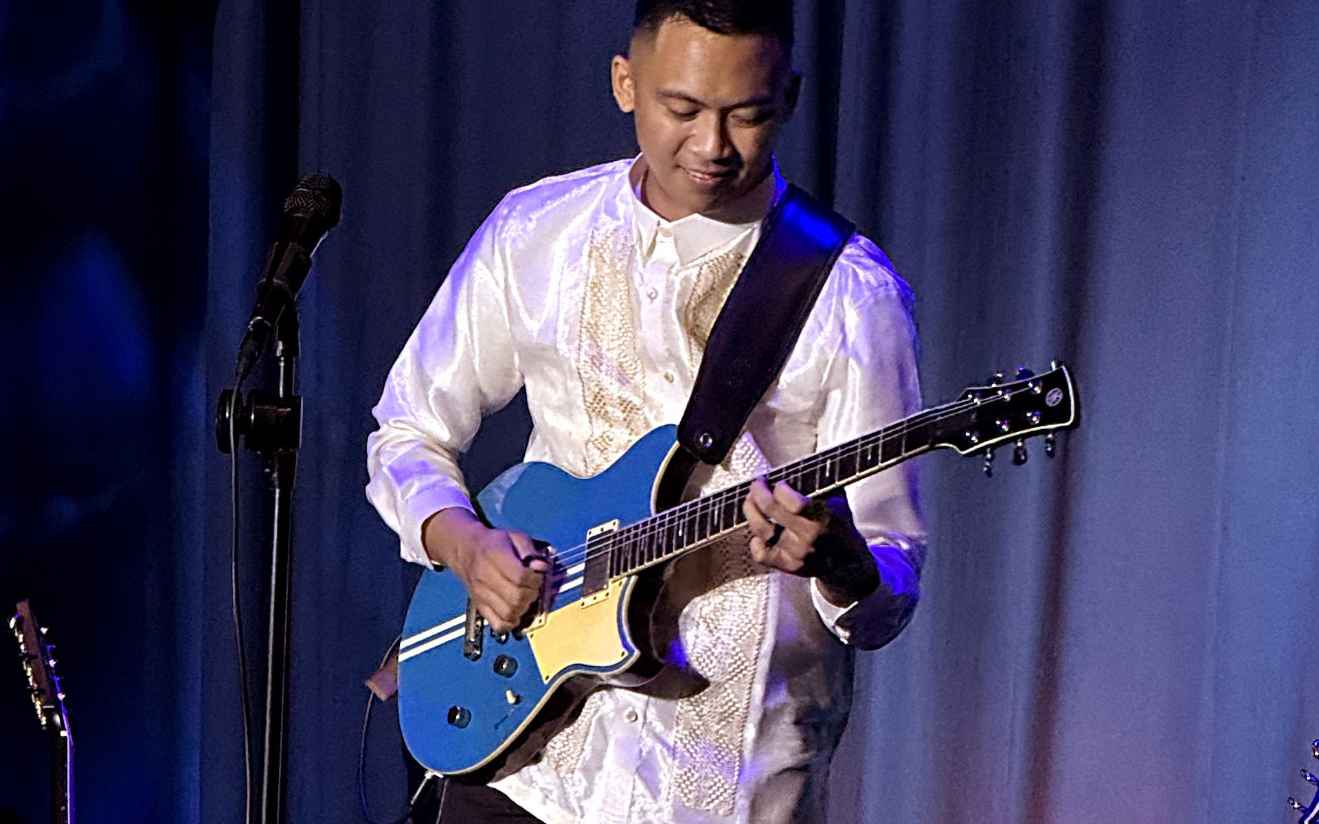 Jerico Del Castillo playing electric guitar