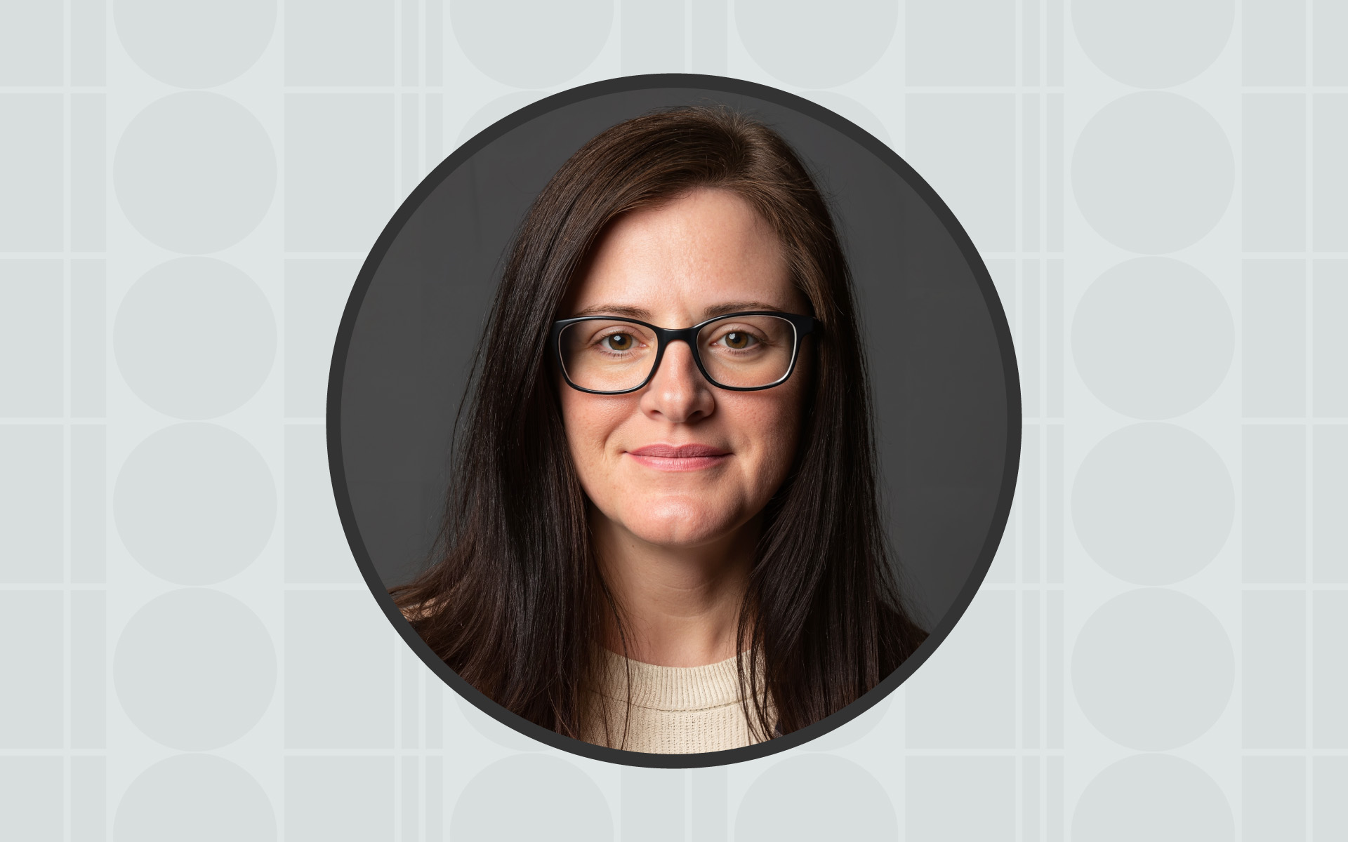 A portrait of Berklee Online instructor Gina Zdanowicz framed inside of a circle, with a gray background.