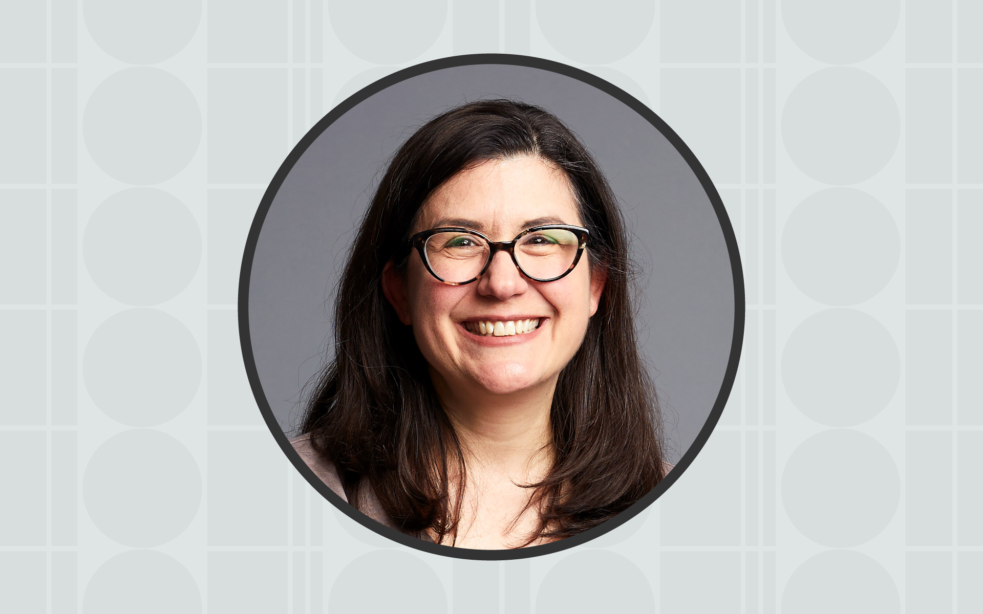 A portrait of Berklee Online instructor Amanda Monaco framed inside of a circle, with a gray background.